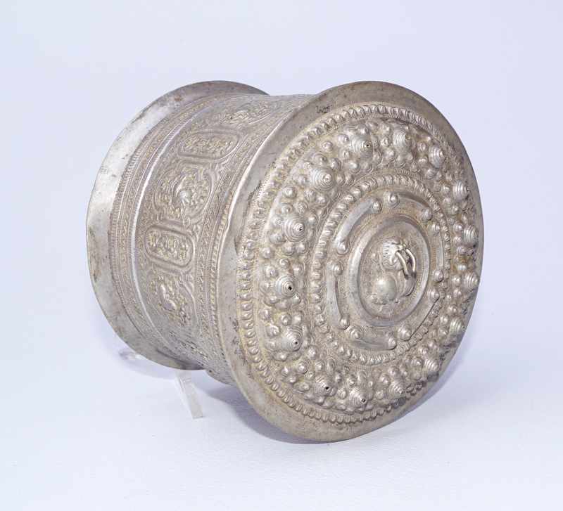 Silberdose, Indien 19.Jh. eine reich verzierte, getriebene Deckeldose mit Einsatz, Durchmesser ca.