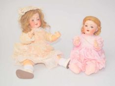 Heubach Köppelsdorf: 2 Mädchenpuppen, vor 1950 beide Puppen mit einem Kopf aus Bisquitporzellan-