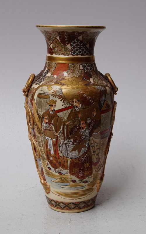 Satsuma Bodenvase mit der Darstellung von 10 Samurai graue Exportscherbe, Emaille Aufglasurmalerei