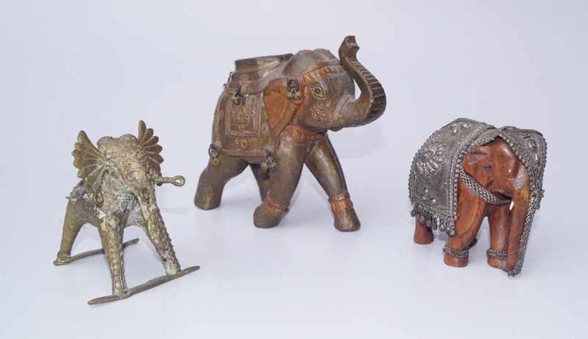 Konvolut Elefanten teilw. m. Silberverzierung, Indien 19./20.Jh. in unterschiedlicher Machart, Farbe - Bild 2 aus 2