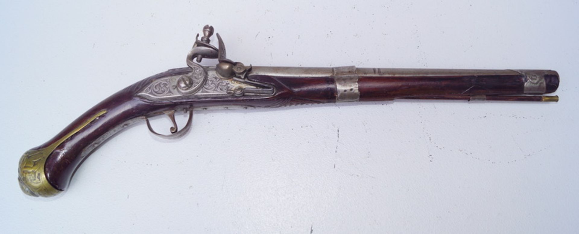 Antike Steinschloßpistole, Ende 18.Jhd. aufwändig verzierte Pistole, Schäftung massiv Nussbaum,