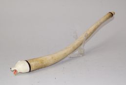 Inuit, figürliche Schnitzerei aus Wahlrosspenisknochen Keulenartige Formgebung, an den Enden mit