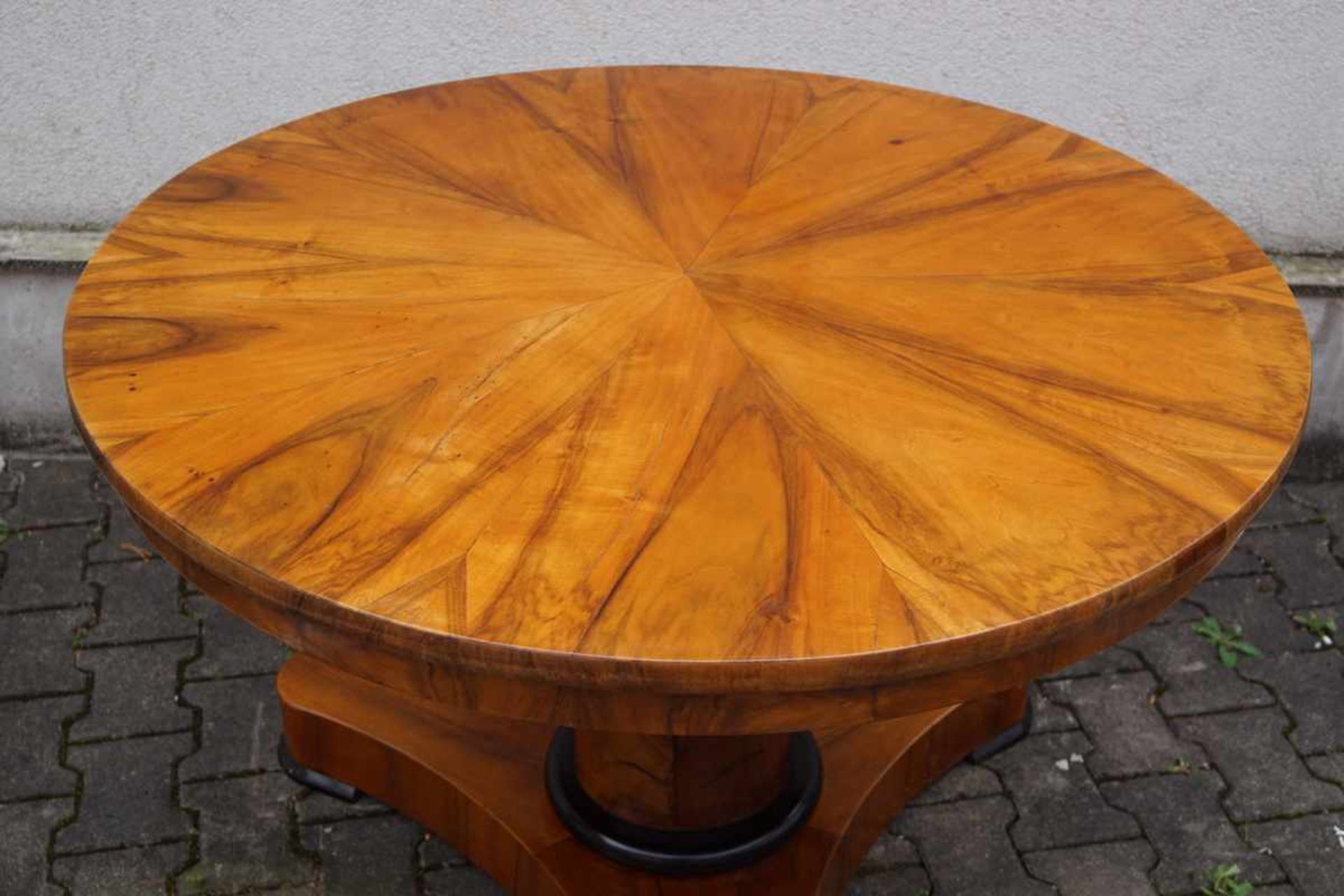 Runder Tisch des Biedermeier, süddeutsch um 1835 Nussbaum auf Weichholz furniert, der Fuß in Form - Bild 2 aus 2