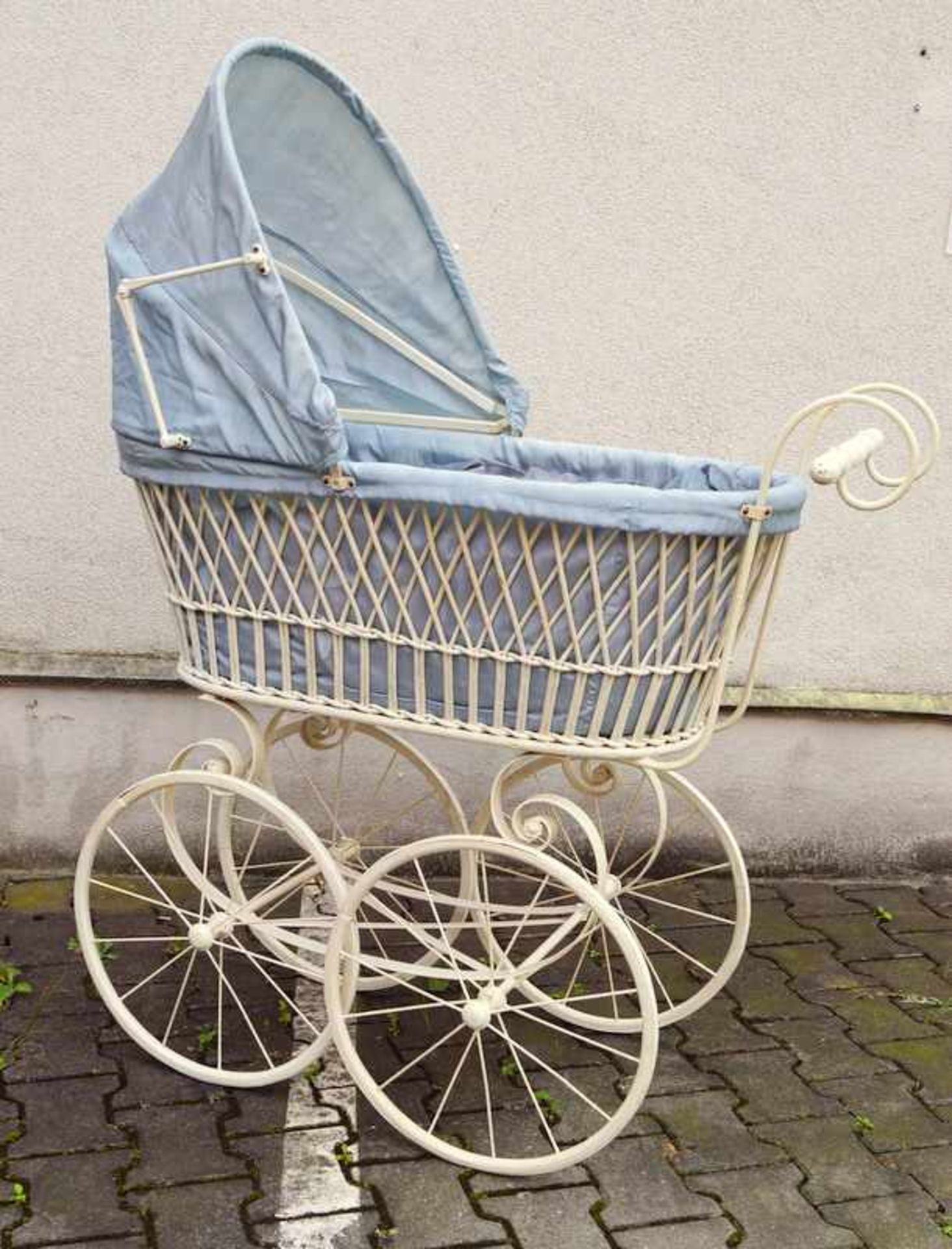 Historischer Kinderwagen, um 1890 die großen Speichenräder unter geschmiedeten Eisenfedern, das