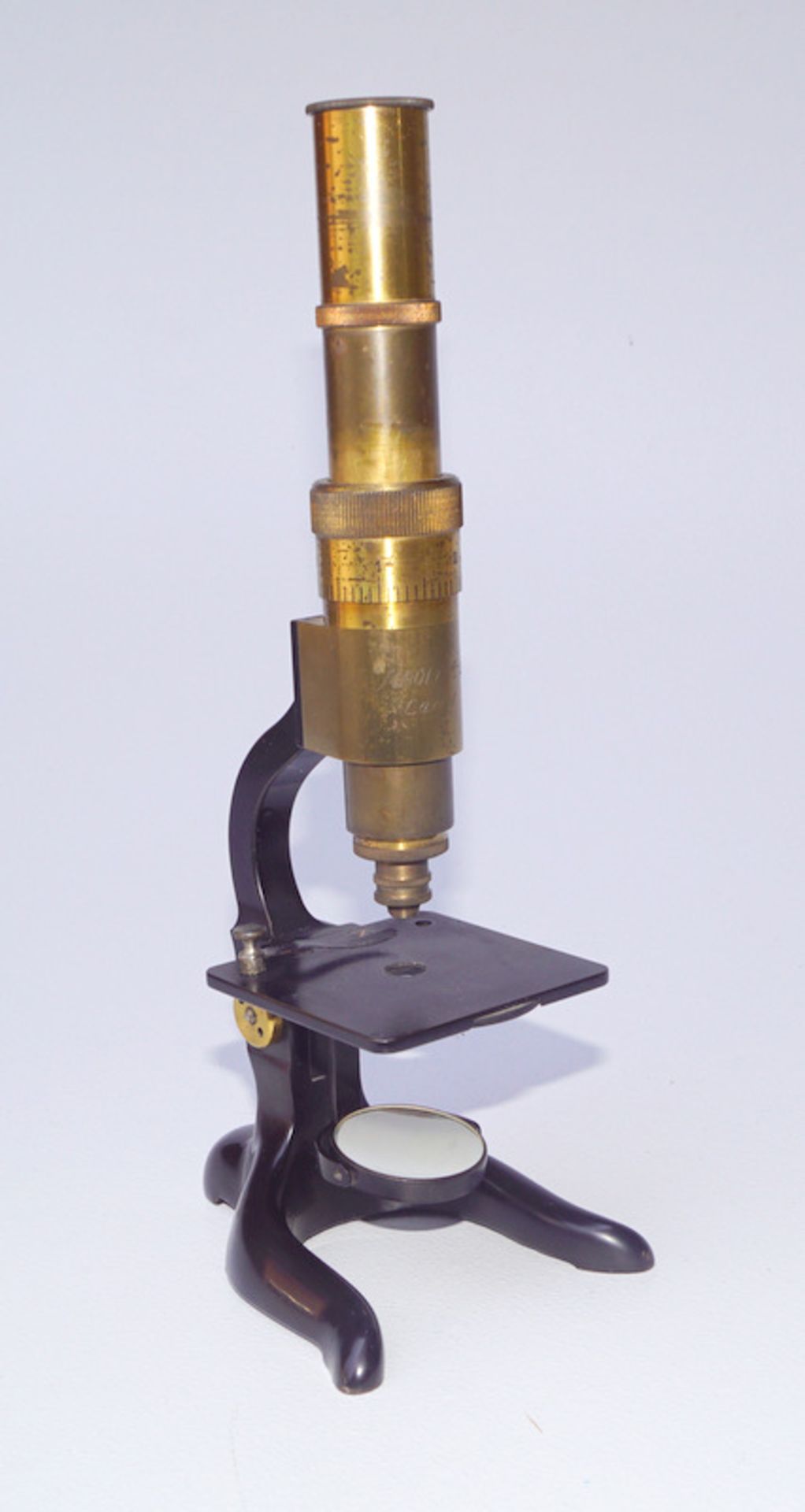 Mikroskop, bez."Schütz AG Cassel", Nr.322, um 1900 eine Befestigungsfeder mit Knopf des