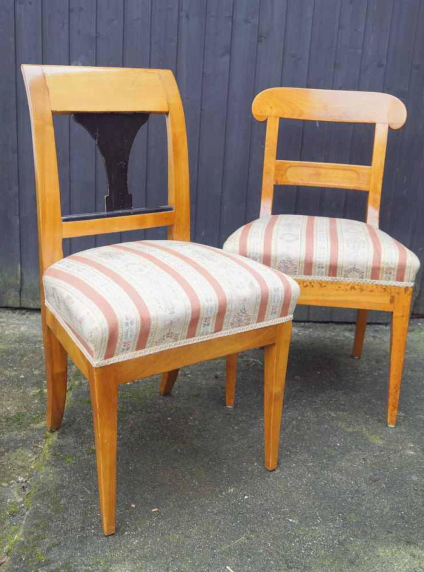 Paar Stühle des Biedermeier, deutsch, um 1830 Kirsche massiv und furniert, Höhe 80cm, Breite 40cm,