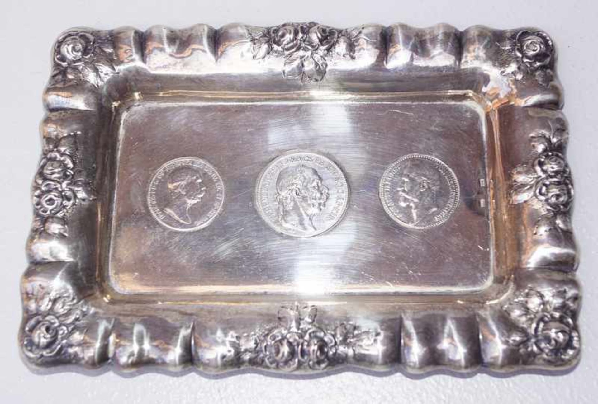 Kleines Münztablett 800 er Silber um 1910 Rosendekor, drei Münzen Österreich-Ungarn 3 und 1 Kronen