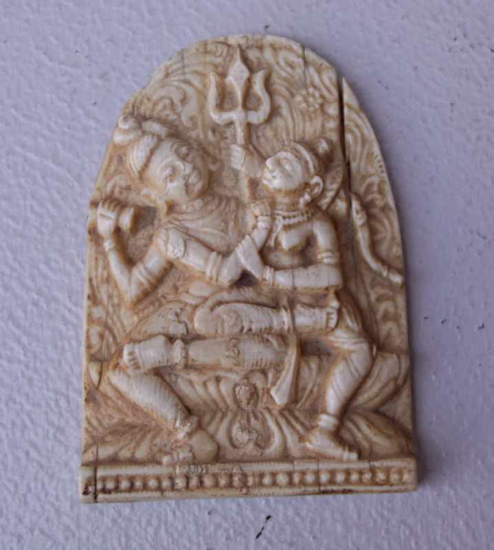 Elfenbeinrelief Shiva und Parvati Indien 17/18. Jhd. Elfenbeinrelief, Shiva und Parvati auf dem