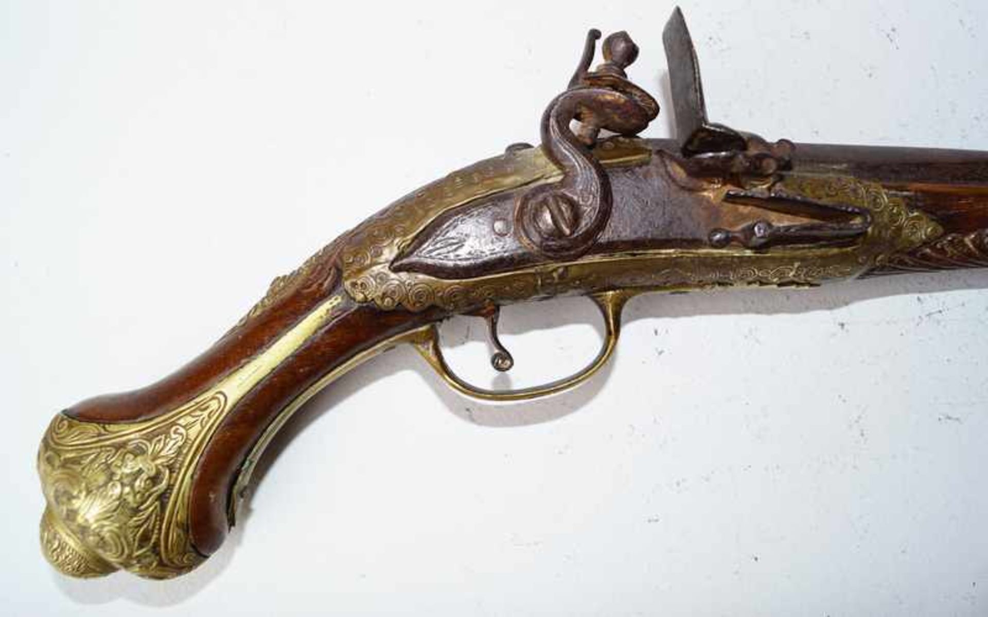 Steinschlosspistole, 18.Jhd., süd-europäisch Steinschlosspistole mit beschnitzter Schäftung, die - Bild 3 aus 3