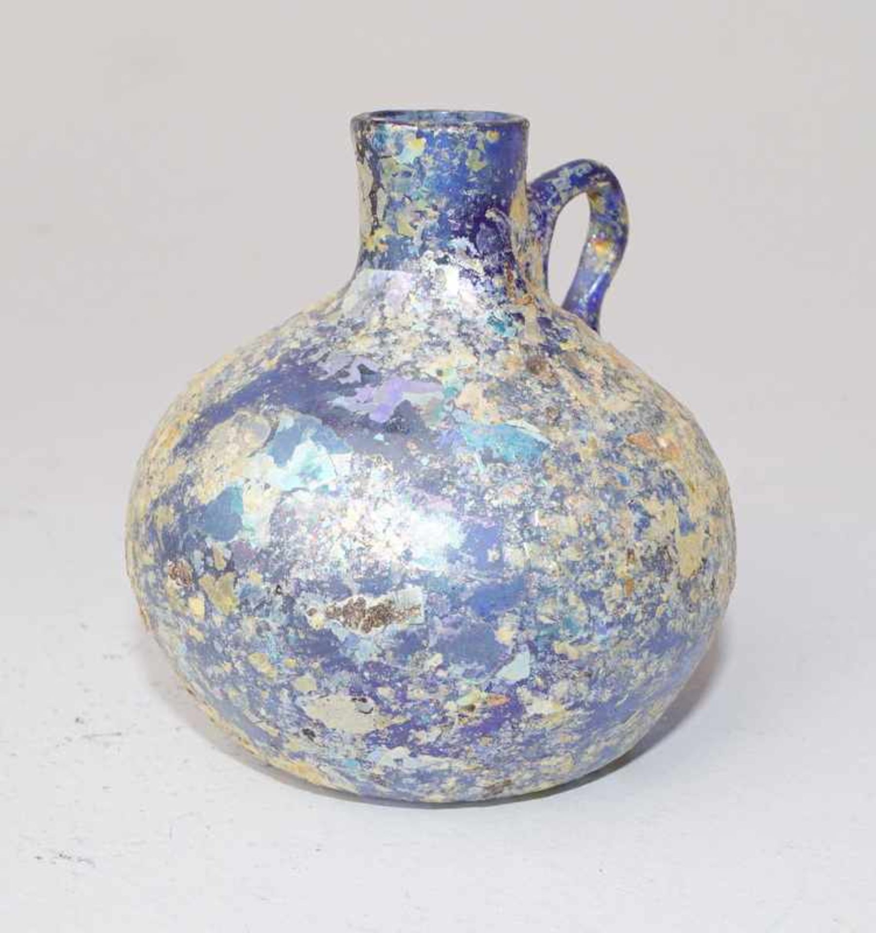 Antike Phiole, Grabungsfund, 500 Jahre alt - oder älter hell indigo-blaues Glas, Kugelform mit