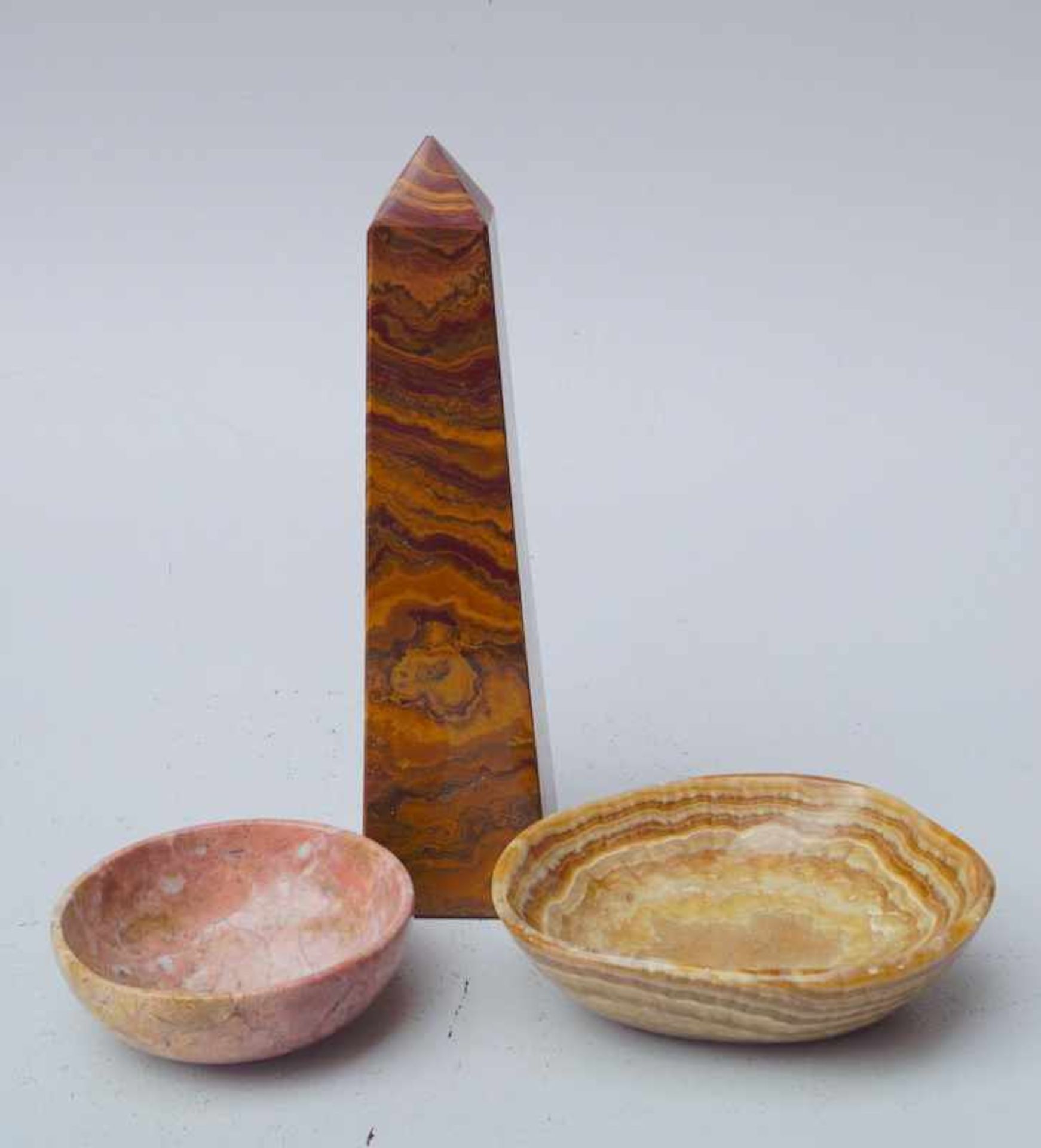 Obelisk aus Achat und 2 Schalen, 1x Bandachat, 1x rosafarbener Naturstein (?), Obelisk H. 31cm