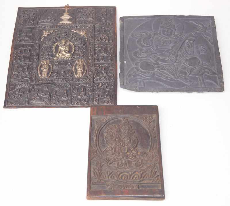 Thangka, Holzmodel und Schieferbild Thangka aus Kupferblech mit figürlichen Silberapplikationen,