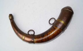 Pulverhorn des frühen 19. Jhd. Horn mit Montierungen aus Kupfer und Messing, der Verschluss