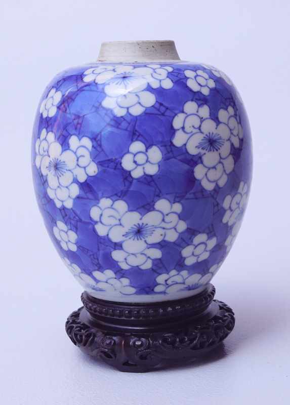 "Famille Verte" Vase und Ingwertopf mit unterglasurblauem Kirschblütendekor Standfuss und Deckel aus - Image 2 of 2