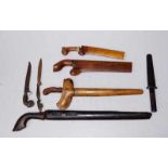 7-teilige Sammlung asiatischer Messer und Schwerter 7 Stk. Kris und Machete sowie Messer aus Bali