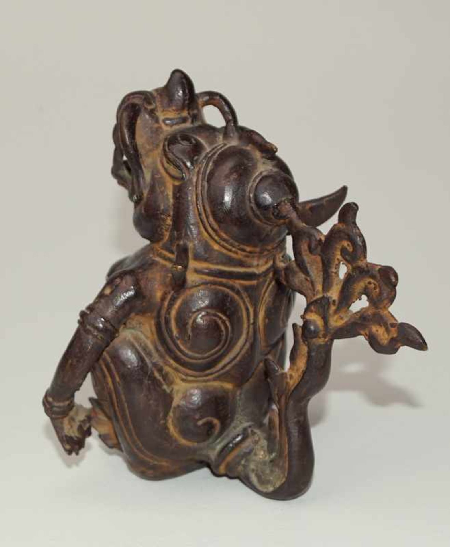 Rituelles Gießgefäß, in der Art eine Qui Lin, asiatisch Bronze mit schwarz-bräunlicher Patina, - Bild 2 aus 3
