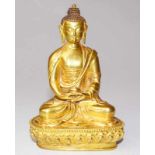 Medizin-Buddha, sino-tibetisch, um 1920 Bronze/ Rotguss feuervergoldet, Buddha in Meditationssitz