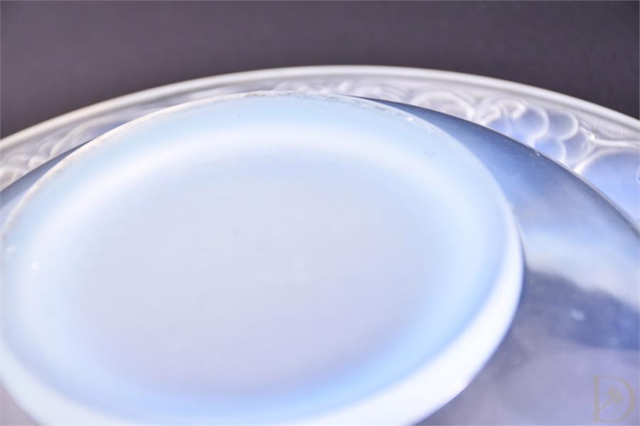 An Art Deco opalescent blue glass circular bowl, by Pierre d'Avesn, the rim decorated with birds - Image 5 of 6