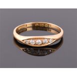 An 18ct yellow gold and diamond ring set with five graduated diamonds, size M, 2.2 g.