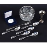 Assorted silver items and coinage  to include five Edwardian teaspoons, London 1905 by Josiah