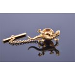 A 9ct yellow gold tie pin in the form of a lizard with gilt metal clasp fasten and T-bar, length 2.