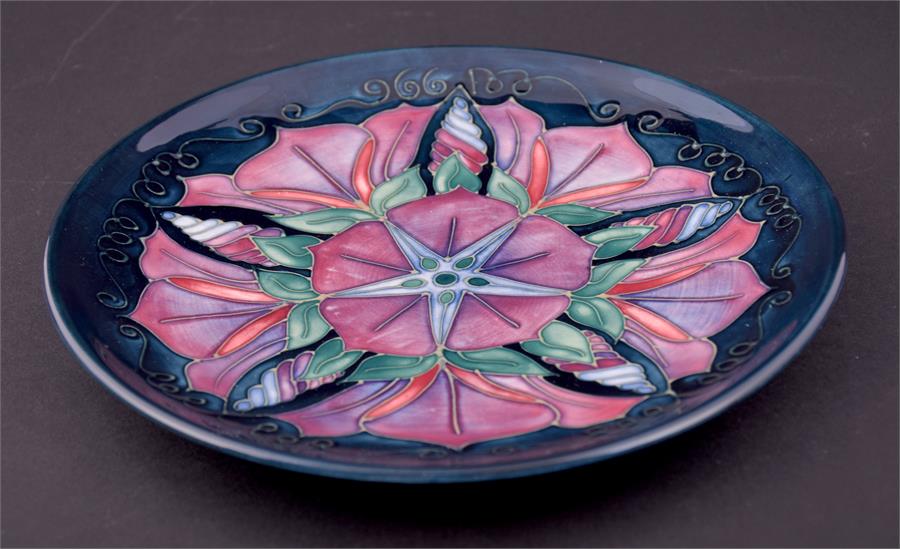 A Moorcroft Morning Glory plate 1996, signed and numbered 427/500 to base, in its original box - Image 2 of 3