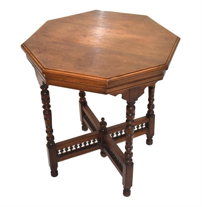 An Edwardian mahogany octagonal occasional table with turned supports, 64 cm diameter.