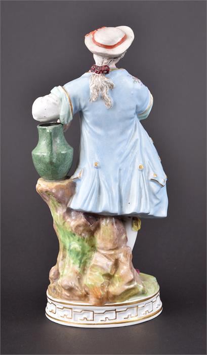 A 19th century porcelain Meissen figure of a young gallant leaning on a watering can upon a tree - Bild 6 aus 14