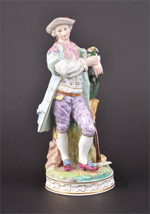 A 19th century porcelain Meissen figure of a young gallant leaning on a watering can upon a tree - Bild 2 aus 14