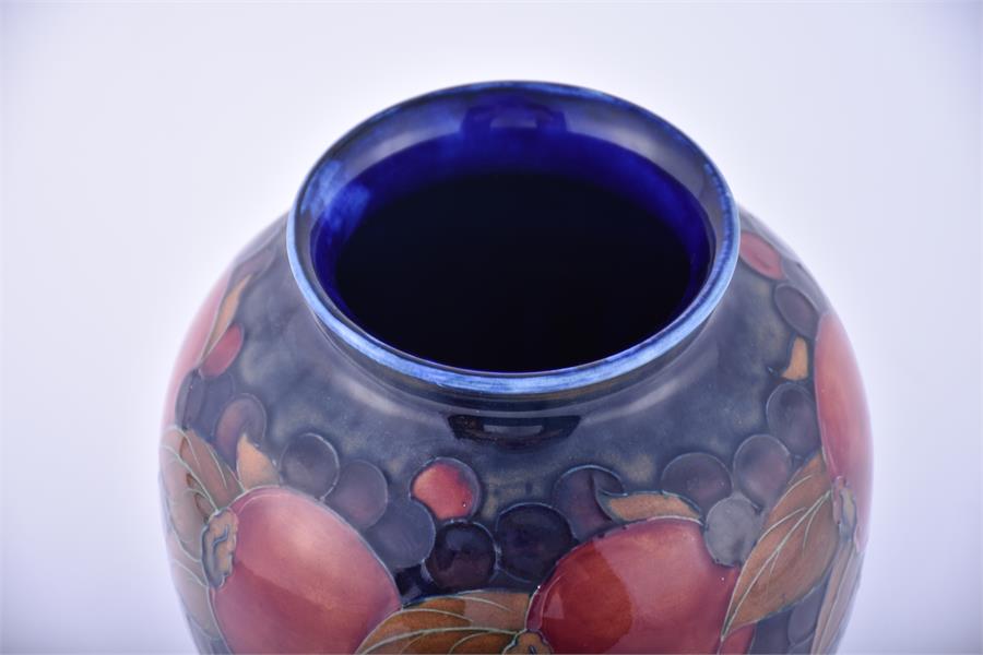 A large William Moorcroft Pomegranate vase of tapering baluster form with cylindrical rim, signature - Bild 4 aus 6