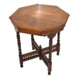 An Edwardian mahogany octagonal occasional table with turned supports, 64 cm diameter.