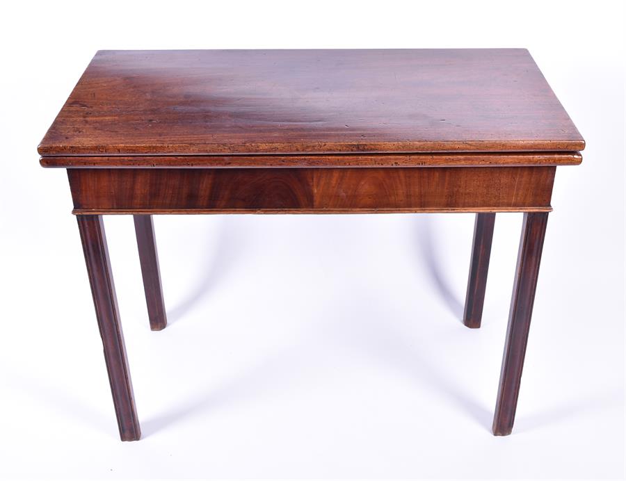 An early 19th century mahogany folding tea table with central fold on brass hinges, 88.5 x 91 cm - Image 2 of 6