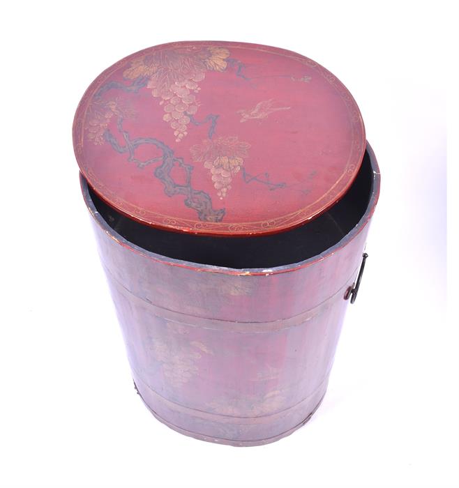 A pair of 20th century Chinese red lacquer chinoiserie barrels decorated all over with gilt - Image 5 of 5