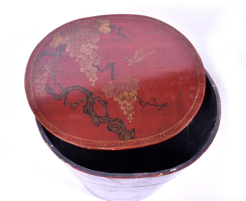 A pair of 20th century Chinese red lacquer chinoiserie barrels decorated all over with gilt - Image 4 of 5