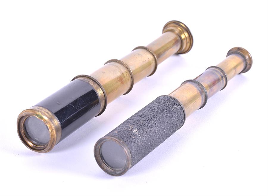 Two miniature brass telescopes each in four segments, lenses intact, one with textured body. - Image 3 of 6