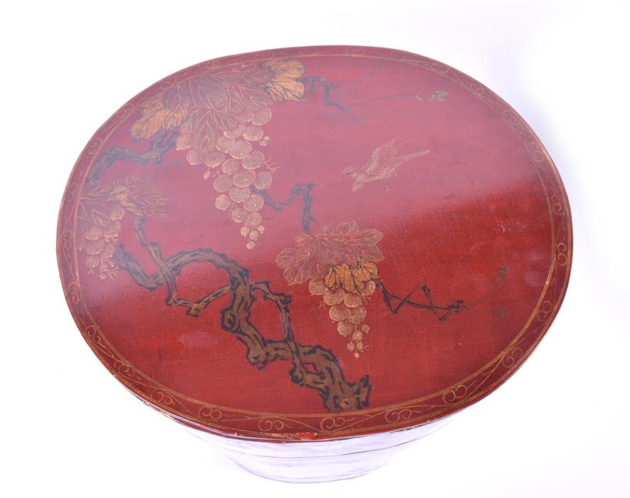 A pair of 20th century Chinese red lacquer chinoiserie barrels decorated all over with gilt - Image 3 of 5