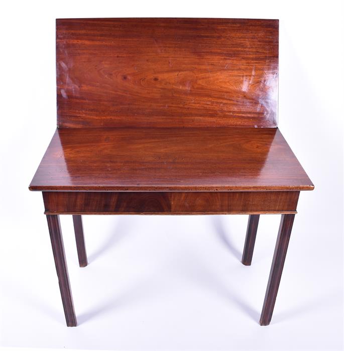 An early 19th century mahogany folding tea table with central fold on brass hinges, 88.5 x 91 cm - Image 3 of 6