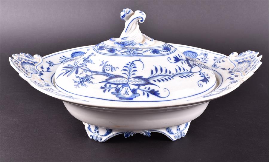 A Meissen blue and white onion pattern part dinner service comprising two lidded tureens, five - Image 4 of 15