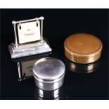 A George V silver whist trump counter London 1920, with ivorine cards; an Edwardian silver snuff