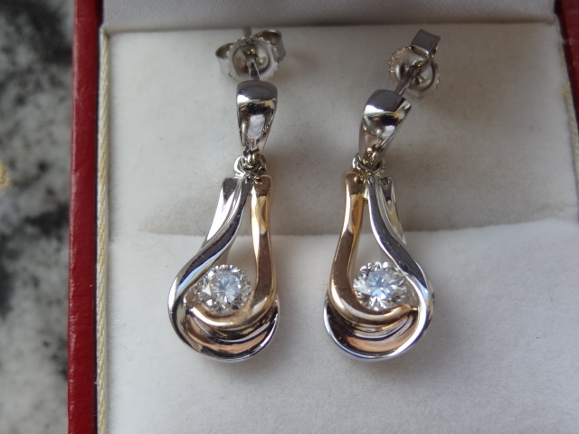 White and Yellow Gold earring with a total 0.5ct of diamond for the pair. Clarity: I2.Colour:F.