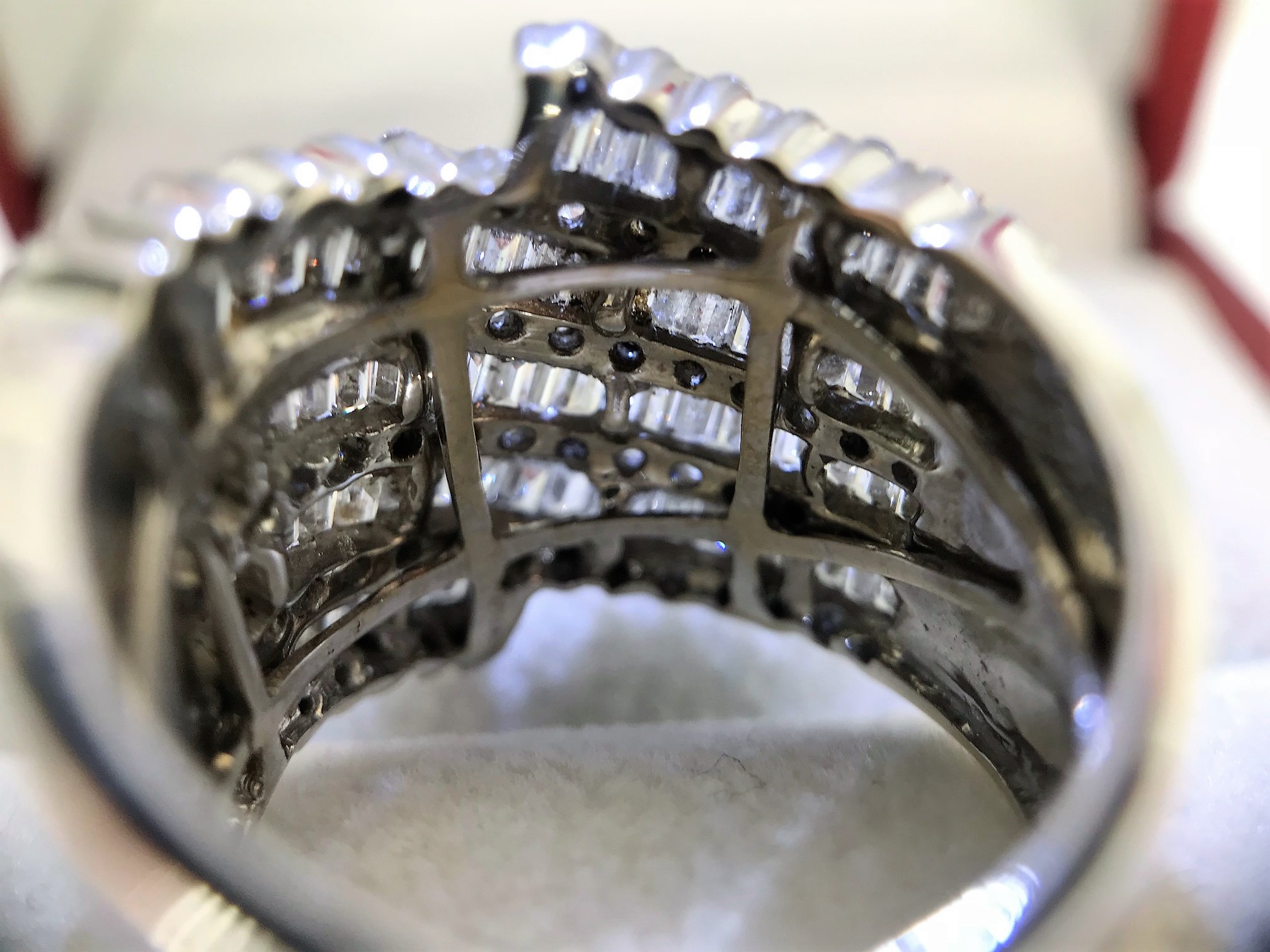 Wrap Around 14k White Gold and Diamond Ring - Image 3 of 4