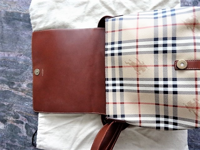 Authentic BURBERRY HAYMARKET CHECK MESSENGER BAG Beige and multicolor Haymarket Check coated - Image 3 of 6