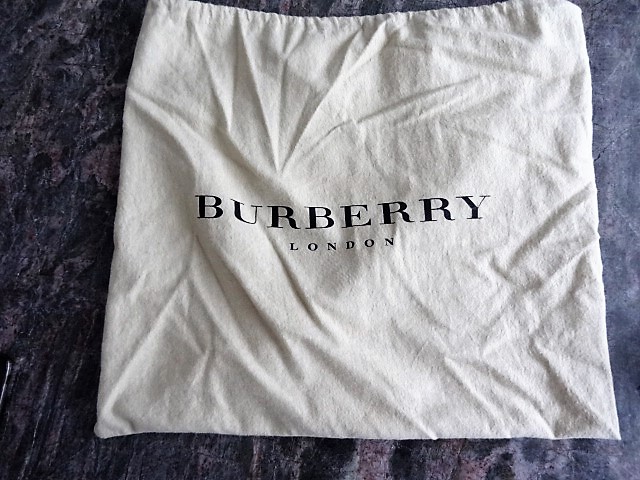 Authentic BURBERRY HAYMARKET CHECK MESSENGER BAG Beige and multicolor Haymarket Check coated - Image 4 of 6