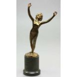 Palmier, Reni (tätig 1900-1920) Stehender, weiblicher Akt mit erhobenen Armen. Bronze mit teils