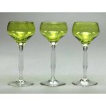 Drei Weingläser. Gedrückt kugelige Kuppa aus hellgrünem, Entasisschaft und Scheibenfuß aus farblosem