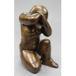 Unbekannter Künstler (60er Jahre) Hockender, weiblicher Halbakt. Bronze mit brauner Patina,
