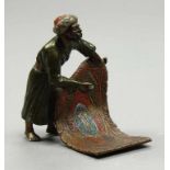 Unbekannter Künstler (Wien, um 1900) Orientale beim Feilbieten eines Teppichs. Bronze mit teils l.