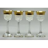 Vier Weinrömer aus dem Prunkservice "Viktoria". Farbloses Bleikristall mit Brillanten- und