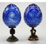 Paar Fabergé-Eier. Farbloses Glas mit kobaltblauem Überfang und Facettschliff mit Zarenadler.