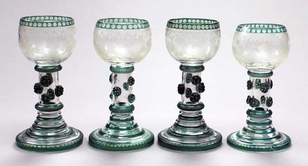 Vier Historismus-Weinrömer. Farbloses, teils grün gebeiztes Glas (teils l. berieben) mit reichem